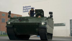 Jaunā kājnieku kaujas mašīna “Hunter” jeb “Mednieks” Valmieras militārās tehnikas ražotnē pirms komplektēšanas un testēšanas.
