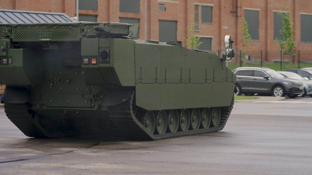Jaunā kājnieku kaujas mašīna “Hunter” jeb “Mednieks” Valmieras militārās tehnikas ražotnē pirms komplektēšanas un testēšanas.