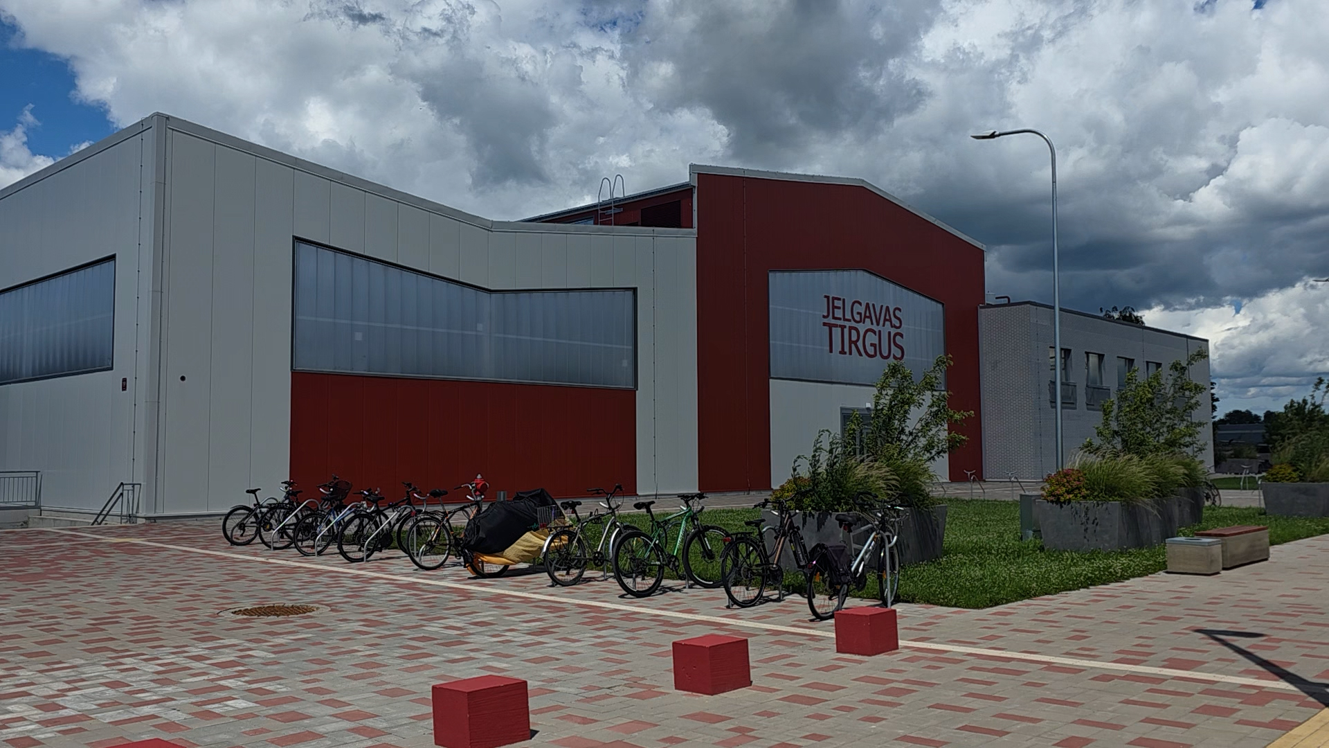Jaunā Jelgavas tirgus ēka pie dzelzceļa stacijas.