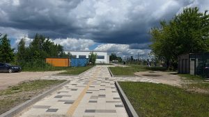 Gājēju celiņš ved uz jauno Jelgavas tirgus teritoriju pie dzelzceļa stacijas.