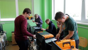 Krāslavas profesionālās izglītības iestādes audzēkņi datortehnikas laboratorijā praktiski apgūst datoru diagnostiku un remontu.