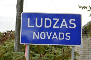 Ceļazīme ar uzrakstu "Ludzas novads".