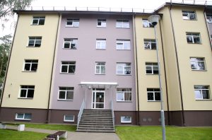 Patvēruma meklētāju izmitināšanas centra "Mucenieki" ēkas fasāde.