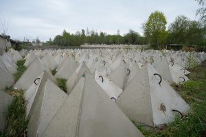 Felicianovā izvietoti betona tanku aizsprosti jeb “pūķa zobi” Austrumu robežas militārajai stiprināšanai.