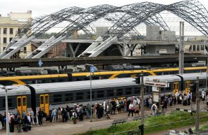 Pasažieri uz perona pie vilcieniem Rīgas Centrālajā stacijā.