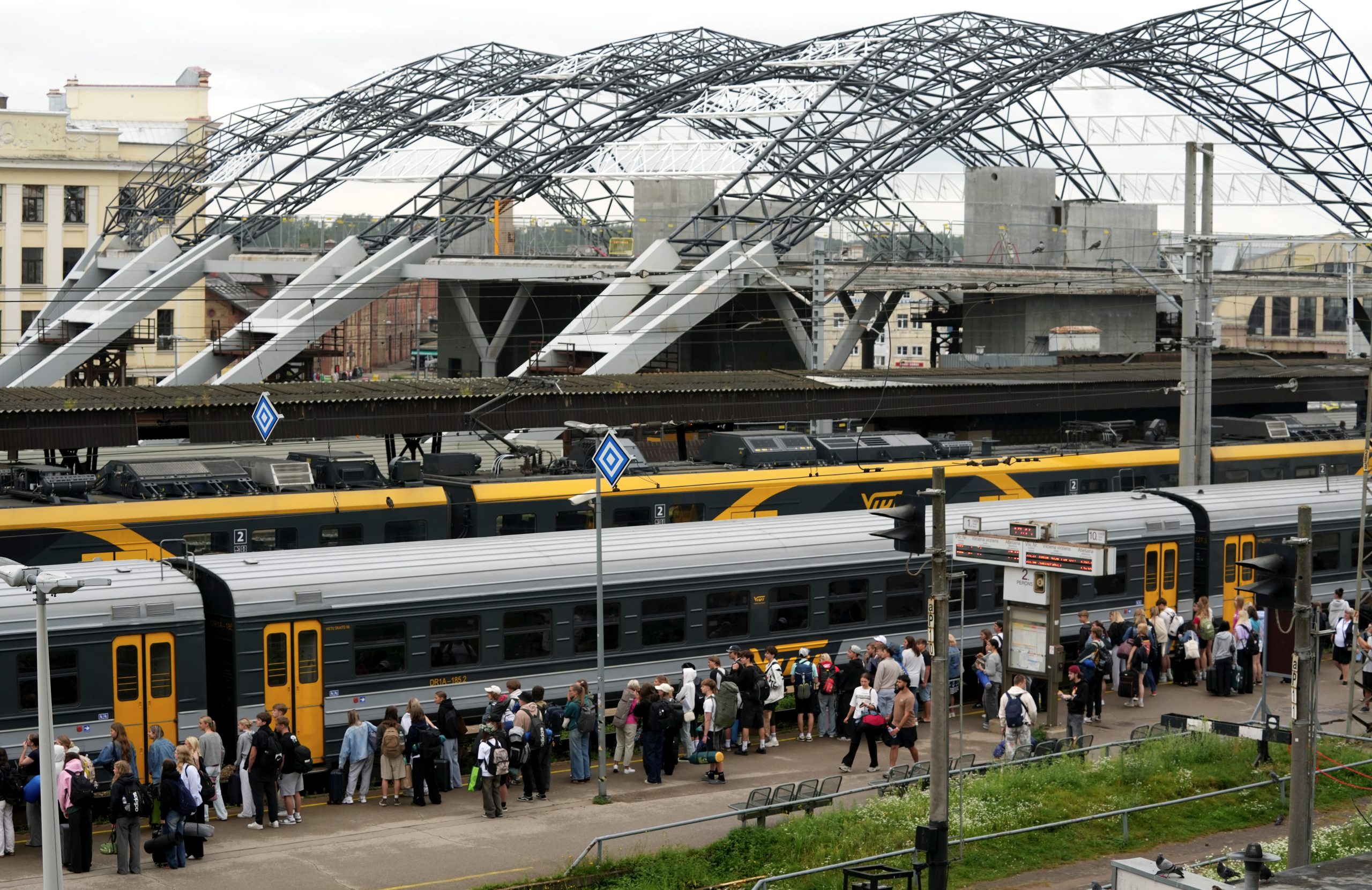Pasažieri uz perona pie vilcieniem Rīgas Centrālajā stacijā.