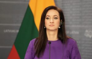 Lietuvas premjerministre Inga Ruginiene preses konferencē.