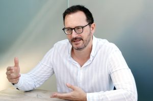 Ekonomikas profesors Romans Šeremeta sarunas laikā žestikulē ar rokām.
