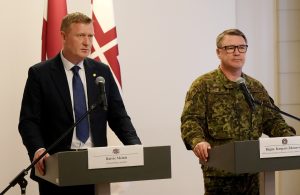 Aizsardzības ministrs Raivis Melnis un NBS brigādes ģenerālis Kaspars Zdanovskis preses konferencē sniedz informāciju par Latvijas gaisa telpā ielidojuša drona notriekšanu.