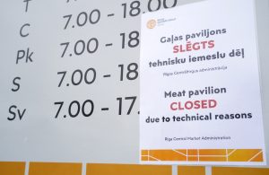 Paziņojums pie Rīgas Centrāltirgus gaļas paviljona vēsta, ka tas tehnisku iemeslu dēļ ir slēgts.