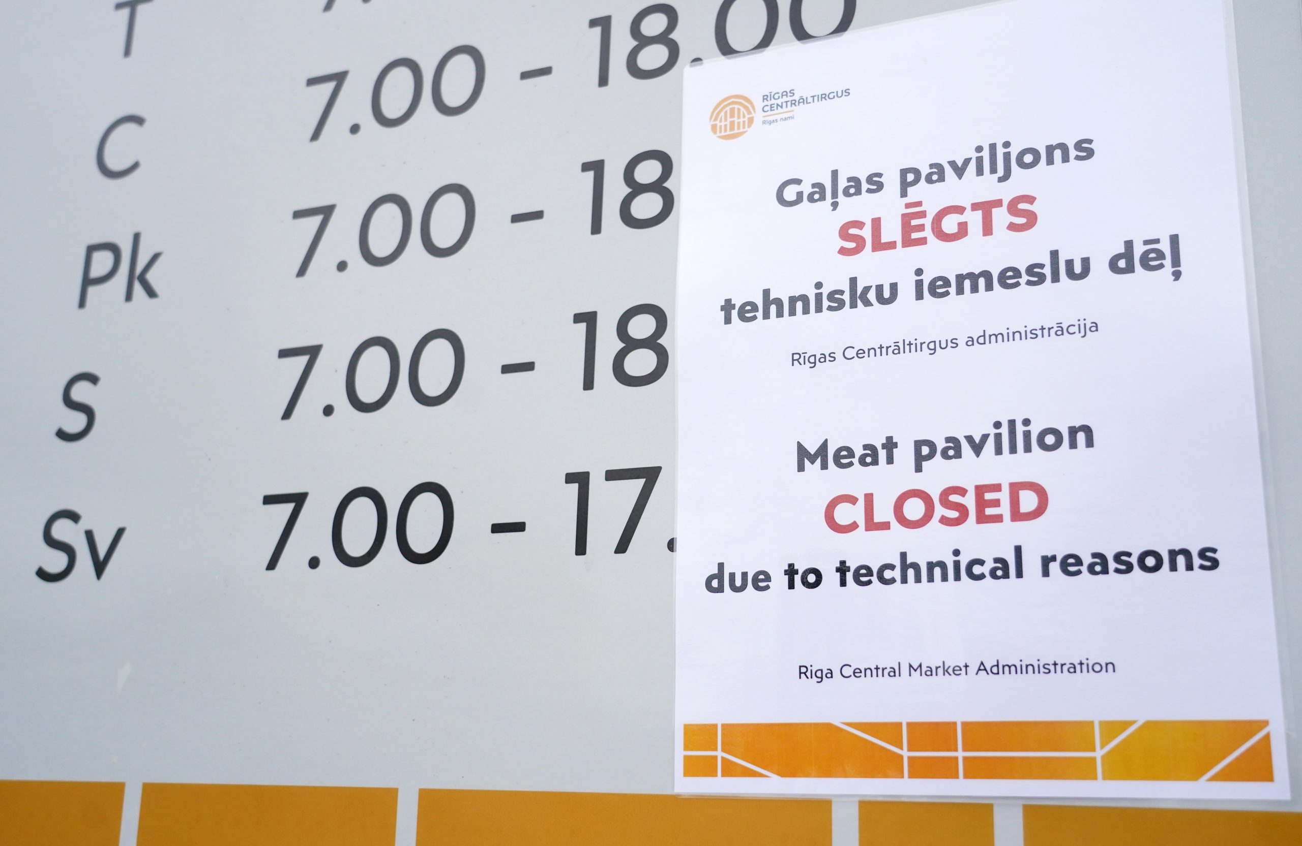 Paziņojums pie Rīgas Centrāltirgus gaļas paviljona vēsta, ka tas tehnisku iemeslu dēļ ir slēgts.