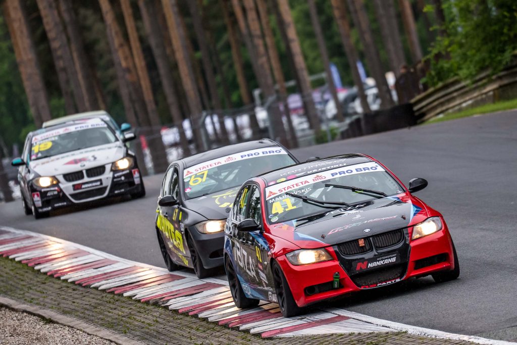 BMW 325 CUP klases automobiļi sacenšas Biķernieku trasē.