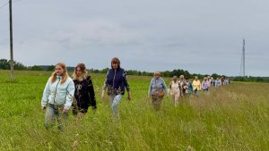Aknīstes iedzīvotāji izzinošā pārgājienā dodas pa pļavu, iepazīstot pilsētas vēsturi un apkārtni.