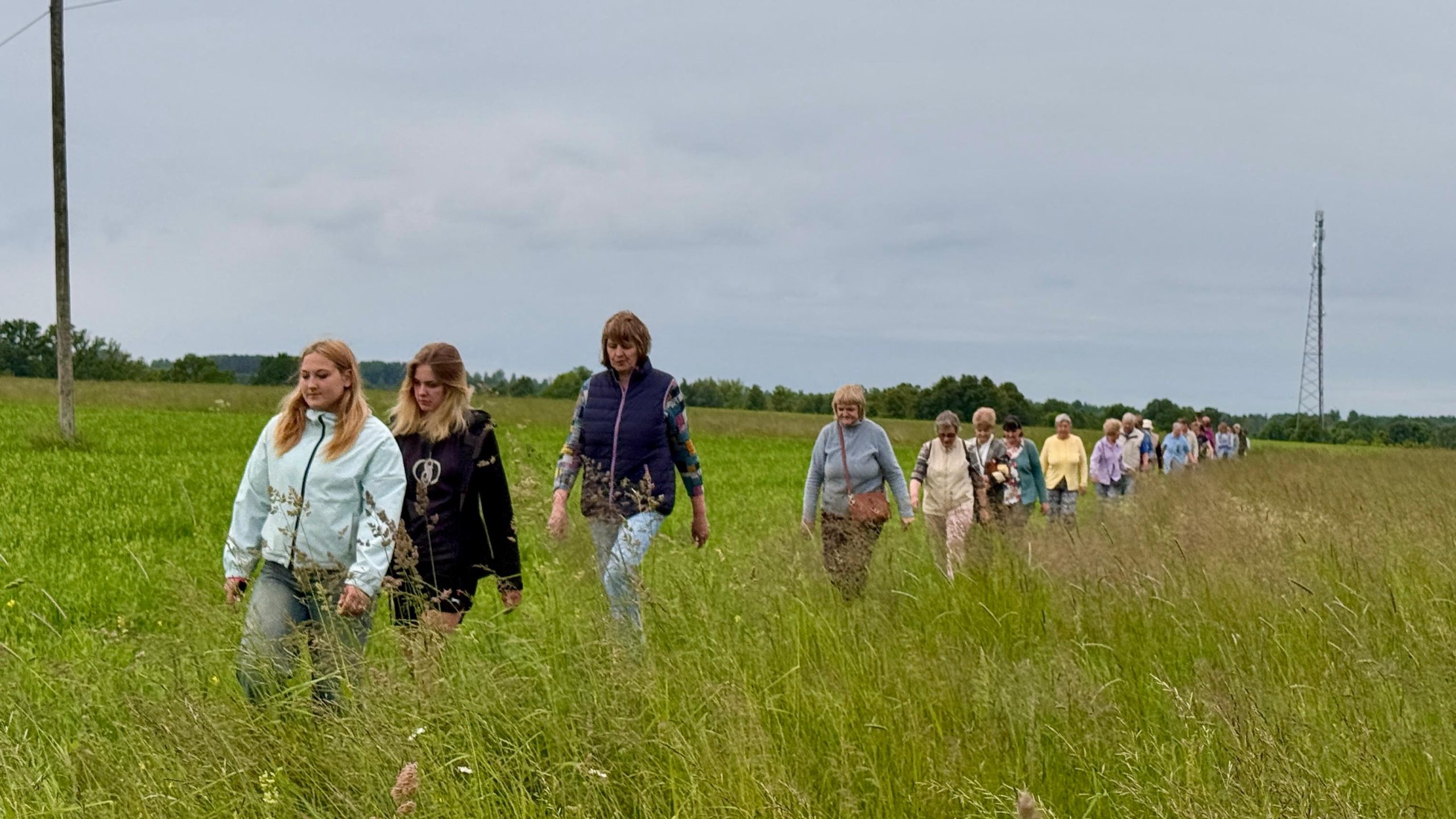 Aknīstes iedzīvotāji izzinošā pārgājienā dodas pa pļavu, iepazīstot pilsētas vēsturi un apkārtni.