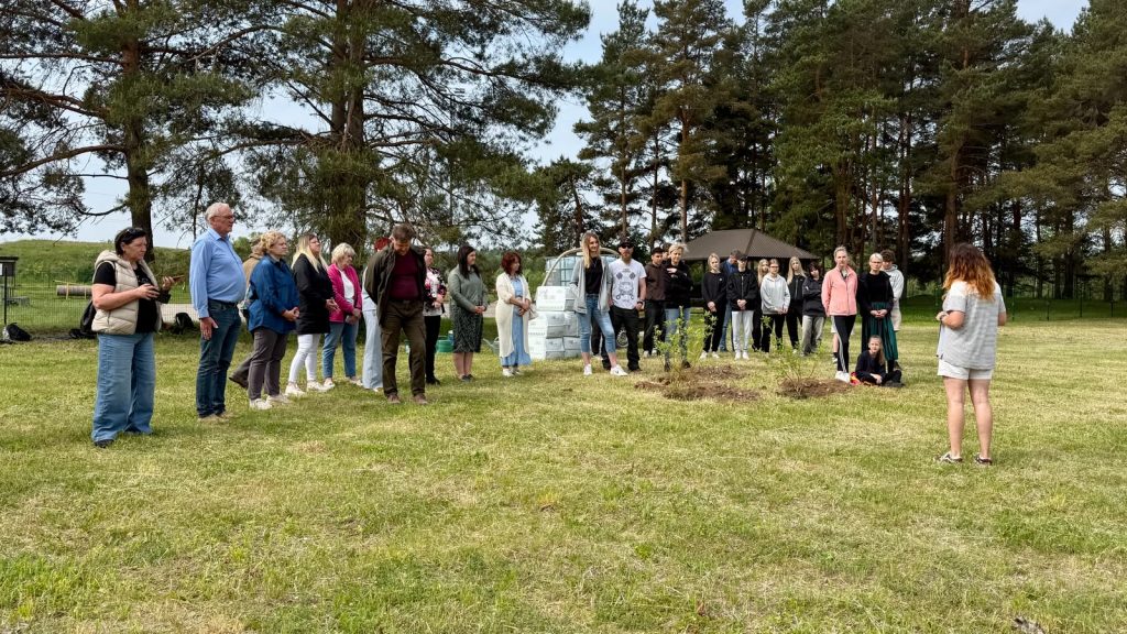Meža dienu dalībnieki pulcējušies Jēkabpils Mežaparkā pirms stādīšanas darbiem.