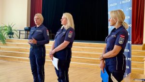 Valsts policijas pārstāves uzrunā iedzīvotājus Sēlpilī.