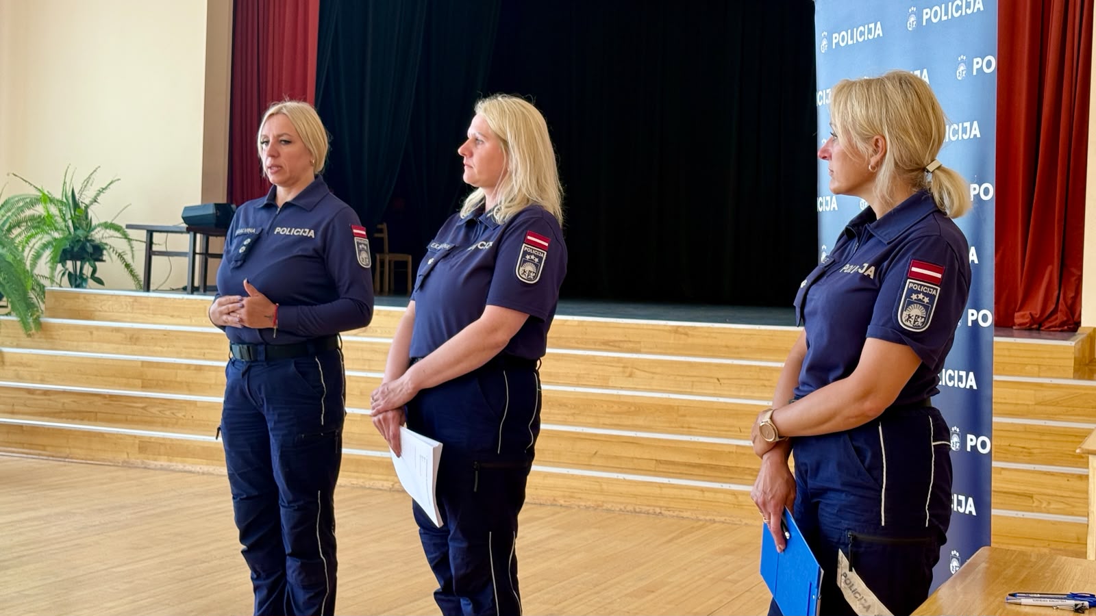 Valsts policijas pārstāves uzrunā iedzīvotājus Sēlpilī.