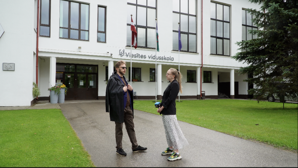 Intervija pie Viesītes vidusskolas ēkas.
