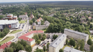 Gaisa skats uz Valmieras pilsētu un Gaujas apkārtni.
