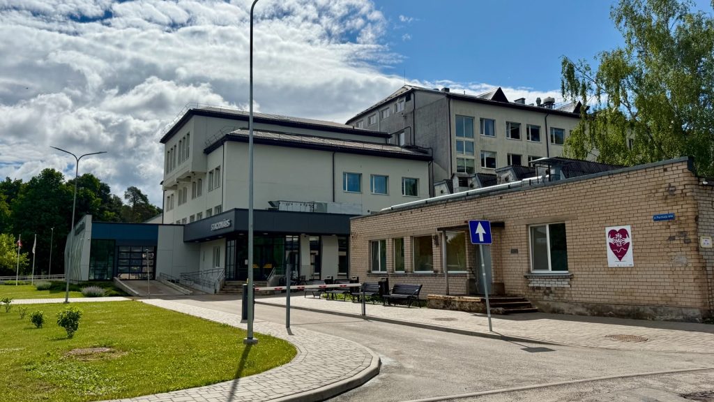 Jēkabpils reģionālās slimnīcas ēka vasaras dienā.