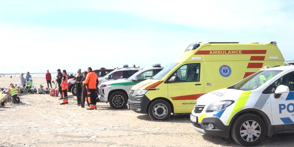 Operatīvo dienestu transportlīdzekļi un bērni Liepājas pludmales drošības mācībās.