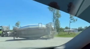 No betonvedēja atdalījusies tvertne uz ceļa braucamās daļas pie Rīgas HES apļa.
