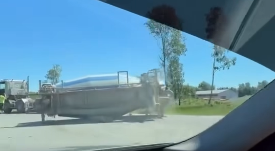 No betonvedēja atdalījusies tvertne uz ceļa braucamās daļas pie Rīgas HES apļa.