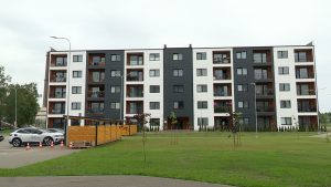 Zemas īres maksas dzīvojamā māja Jelgavā ar labiekārtotu apkārtni.