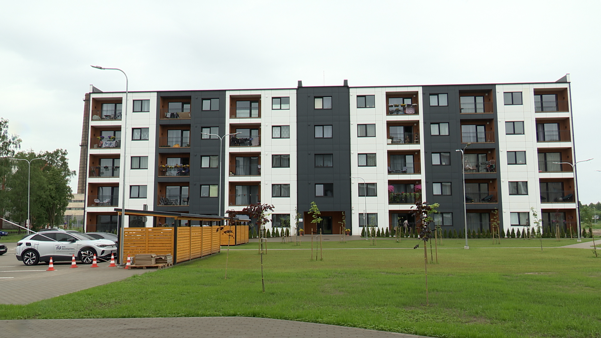 Zemas īres maksas dzīvojamā māja Jelgavā ar labiekārtotu apkārtni.