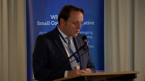 Veselības nozares eksperts uzstājas starptautiskā konferencē par veselības aprūpes attīstību un inovācijām.