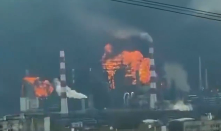 Ugunsgrēks Maskavas naftas pārstrādes rūpnīcā pēc bezpilota lidaparātu uzbrukuma.
