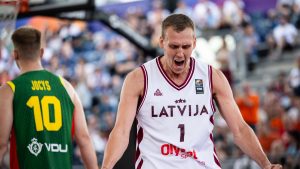 Latvijas 3x3 basketbola izlases spēlētājs Nauris Miezis emocionāli svin veiksmīgu epizodi Pasaules kausa spēlē.