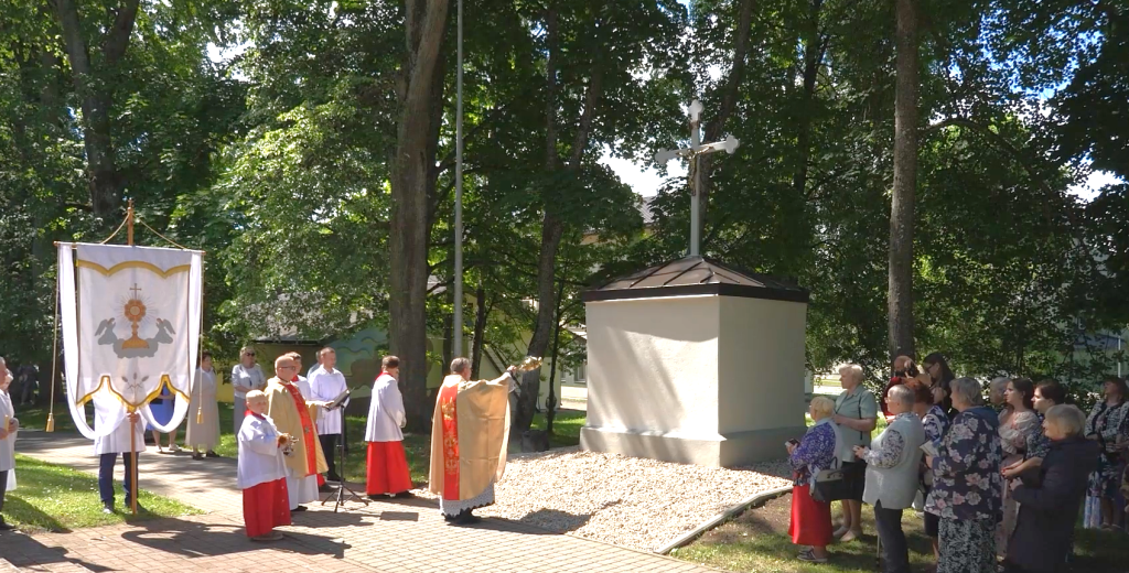 Garīdznieki un ticīgie piedalās atjaunotā krusta iesvētīšanas ceremonijā Preiļos.
