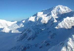 Sniegotā Denali kalna ainava Aļaskā.