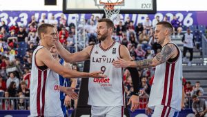 Latvijas 3x3 basketbola izlases spēlētāji Pasaules kausa spēlē Varšavā.