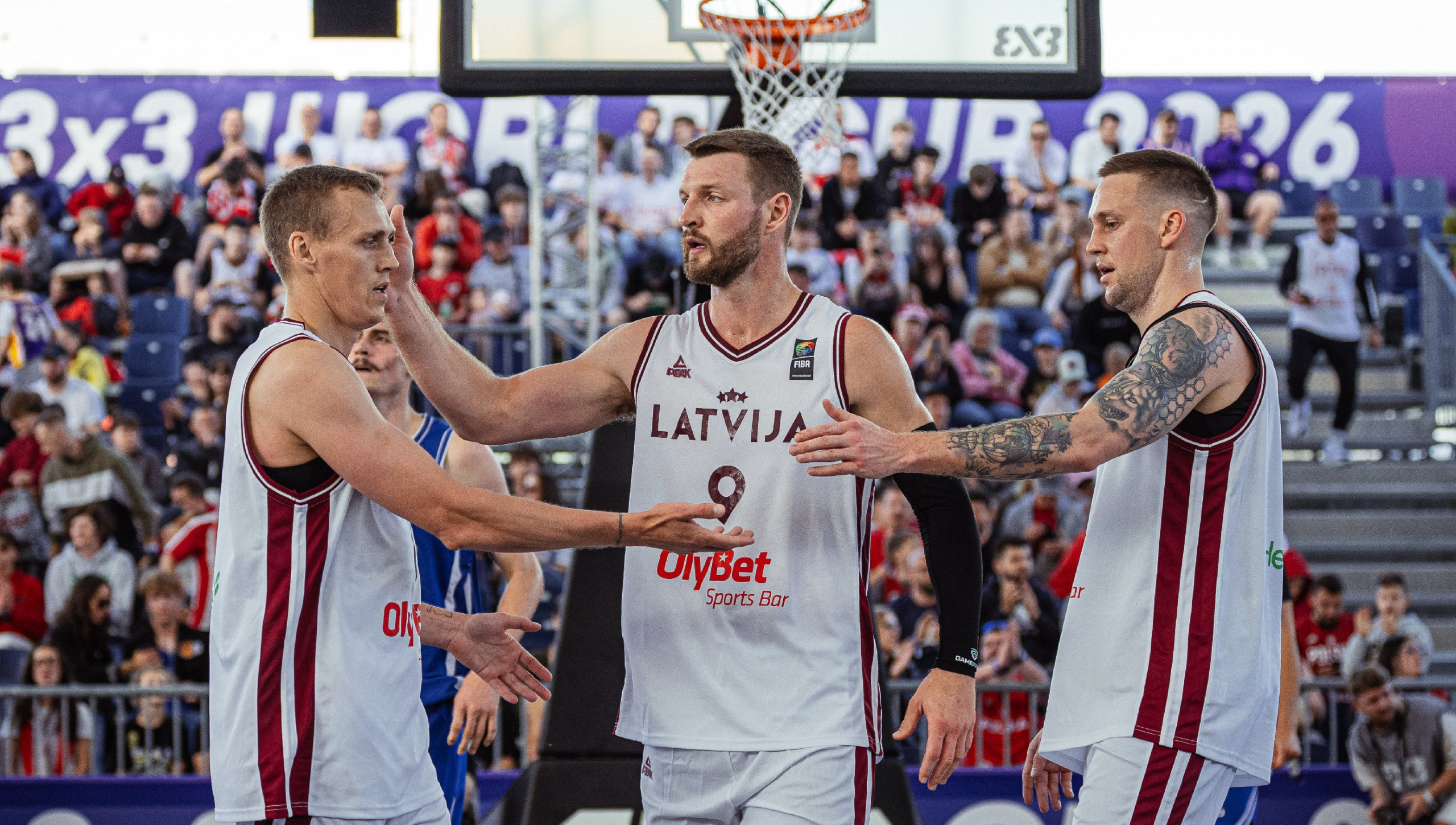 Latvijas 3x3 basketbola izlases spēlētāji Pasaules kausa spēlē Varšavā.