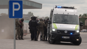 Policijas un speciālo uzdevumu vienību darbinieki aiztur personu pretterorisma mācību laikā pie pasažieru termināļa.