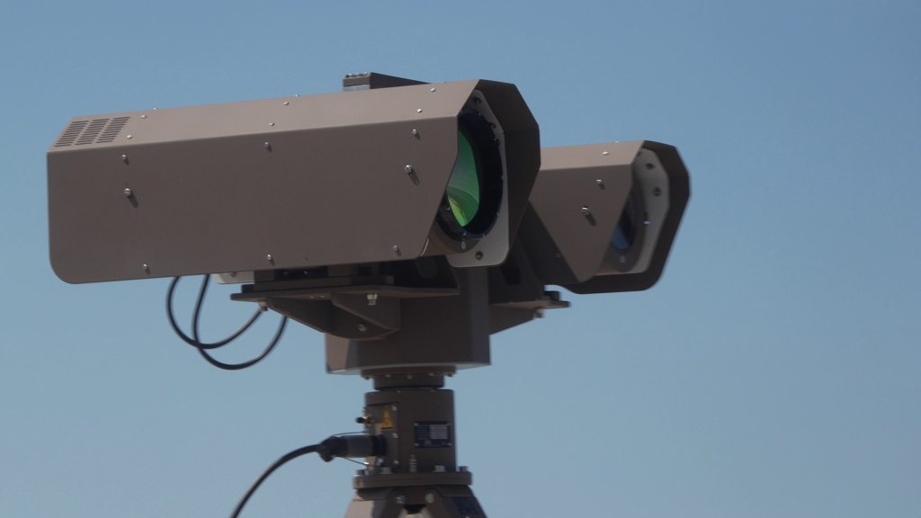 Optiski elektroniska pretdronu novērošanas sistēma militāro mācību laikā Jūrmalciema aviācijas poligonā.