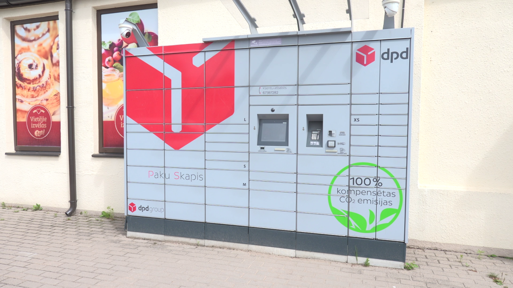 DPD pakomāts pie tirdzniecības vietas.