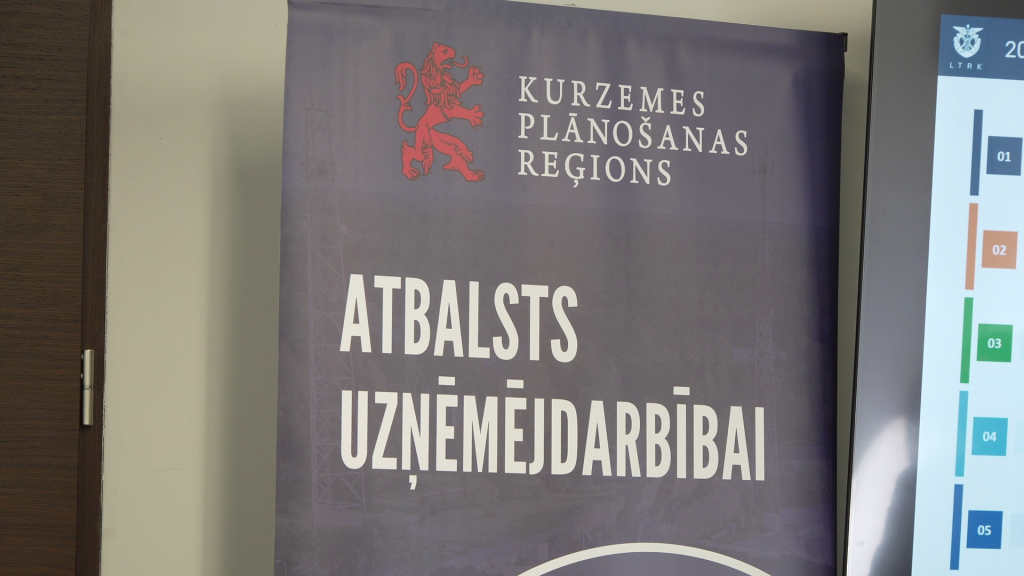 Stends ar uzrakstu "Kurzemes plānošanas reģions – Atbalsts uzņēmējdarbībai".