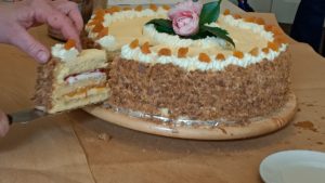 Tradicionāla latviešu kārtainā torte ar sviesta krēmu un ievārījumu Melburnas latviešu nama meistarklasē.