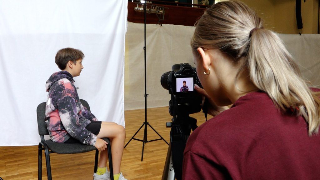 Pētniece fotografē pusaudzi RSU pētījumā.