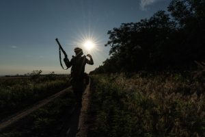 Ukrainas karavīrs frontes tuvumā šauj uz Krievijas FPV dronu.