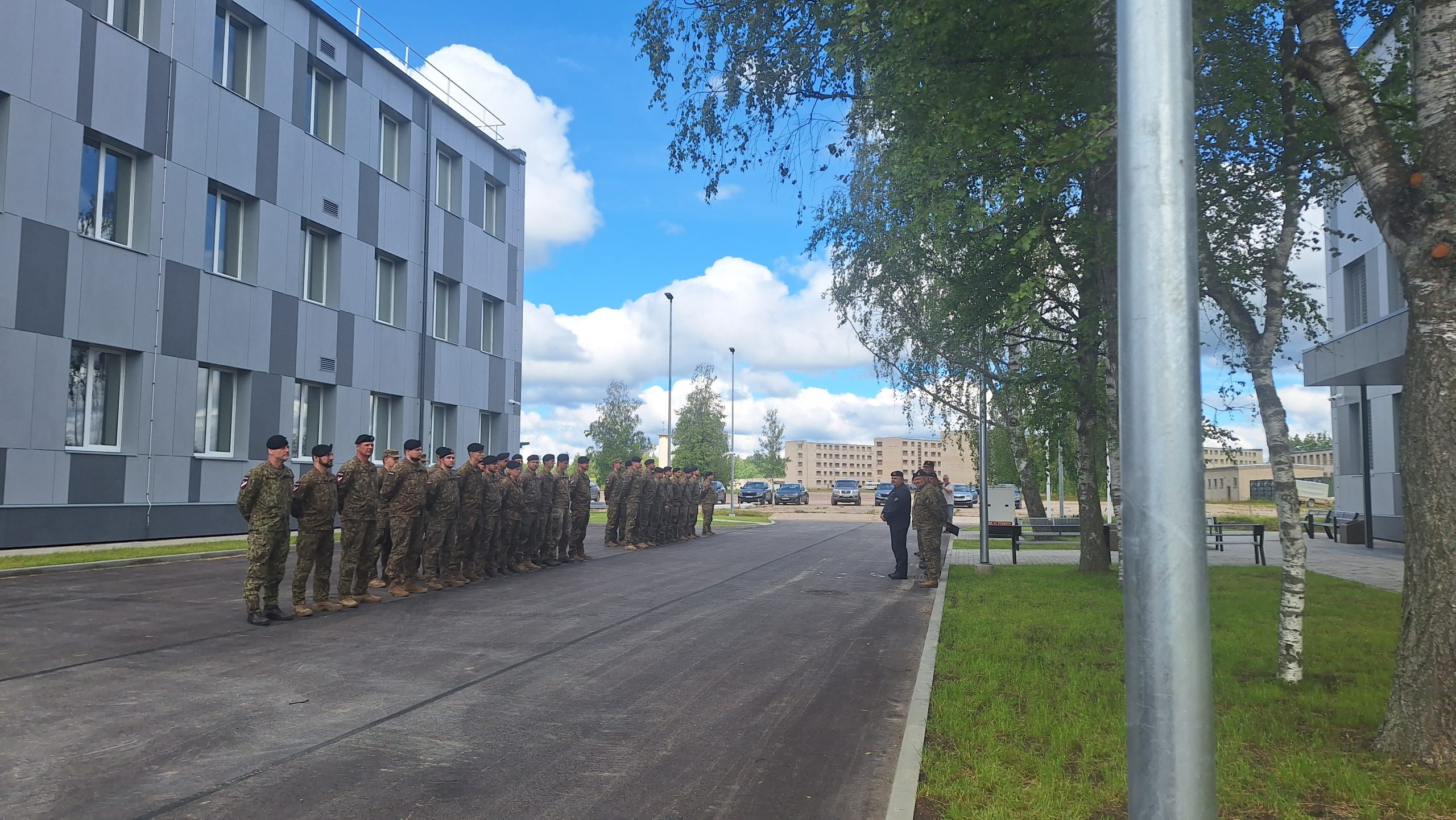 Karavīri ierindā pie atjaunotajām kazarmām militārajā poligonā “Mežaine” Kuldīgas novadā.