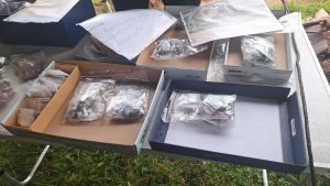 Arheoloģisko izrakumu laikā atrastie priekšmeti un artefakti sašķiroti un ievietoti marķētos maisiņos turpmākai izpētei.