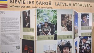 Fotoizstādes "Aizstāvju balsis" stendi Latvijas Nacionālajā bibliotēkā ar Ukrainas bruņotajos spēkos dienējošo sieviešu portretiem un stāstiem.