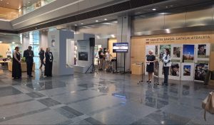 Latvijas Nacionālajā bibliotēkā atklāta izstāde "Aizstāvju balsis", kas veltīta Ukrainas bruņotajos spēkos dienējošajām sievietēm.