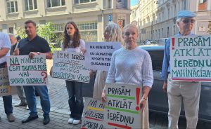 Protests pie Izglītības un zinātnes ministrijas pret Murjāņu Sporta ģimnāzijas Jūrmalas filiāles slēgšanu.