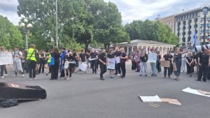 Protesta akcijas dalībnieki pie Brīvības pieminekļa iestājas par godīgu NVO finansējumu.