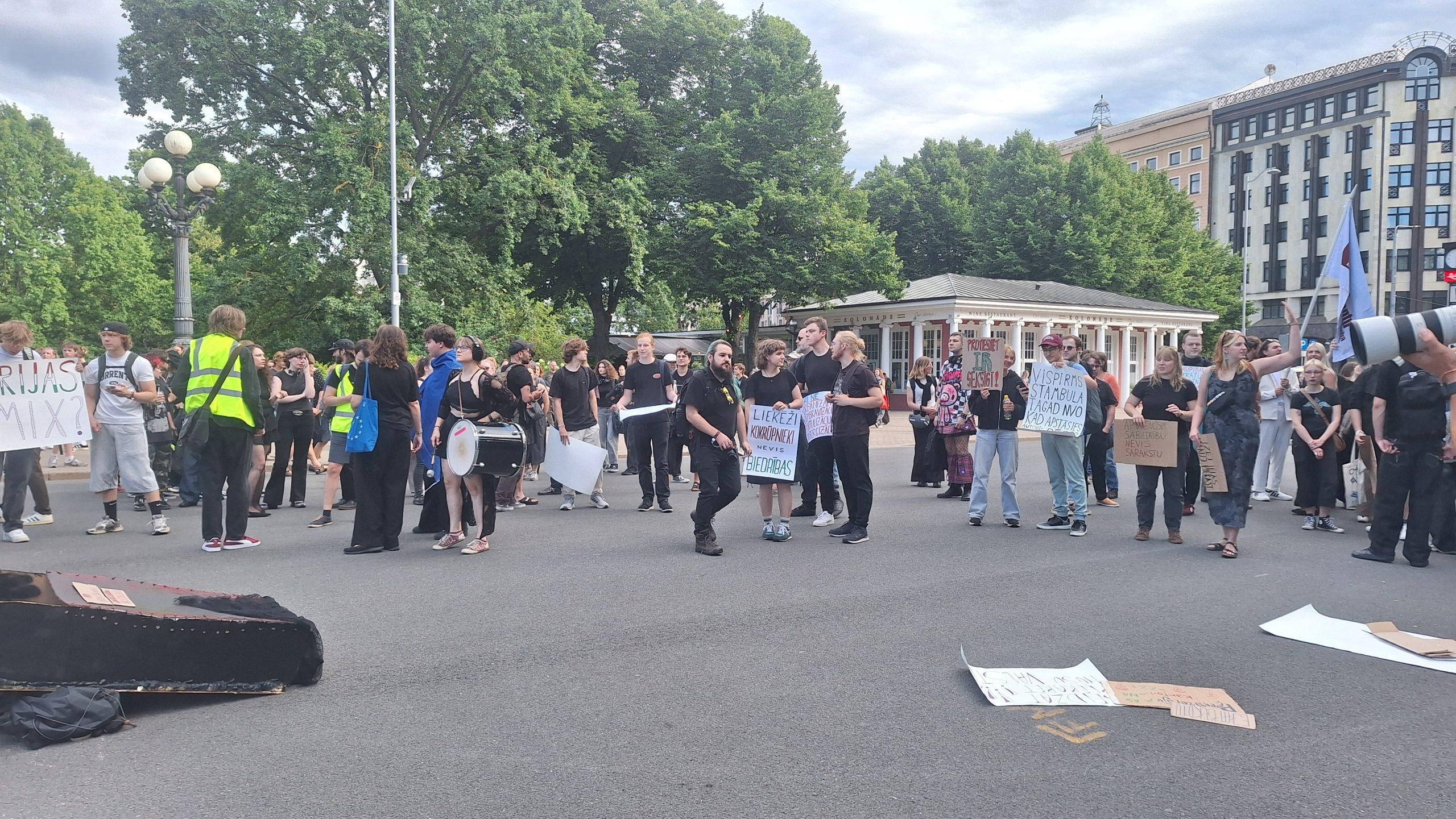 Protesta akcijas dalībnieki pie Brīvības pieminekļa iestājas par godīgu NVO finansējumu.